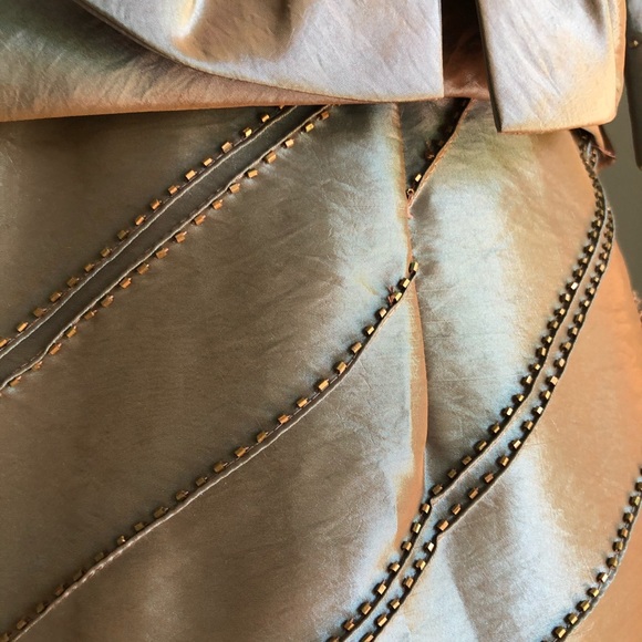 Stunning and very flattering evening gown. - Picture 5 of 8